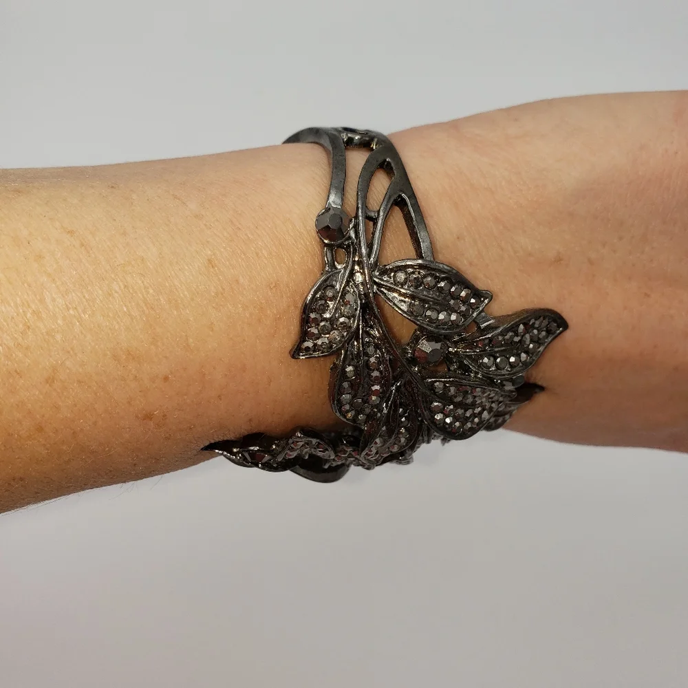 Pewter color dark gem enhanced botanical  spring style cuff bracelet - Picture 4 of 5